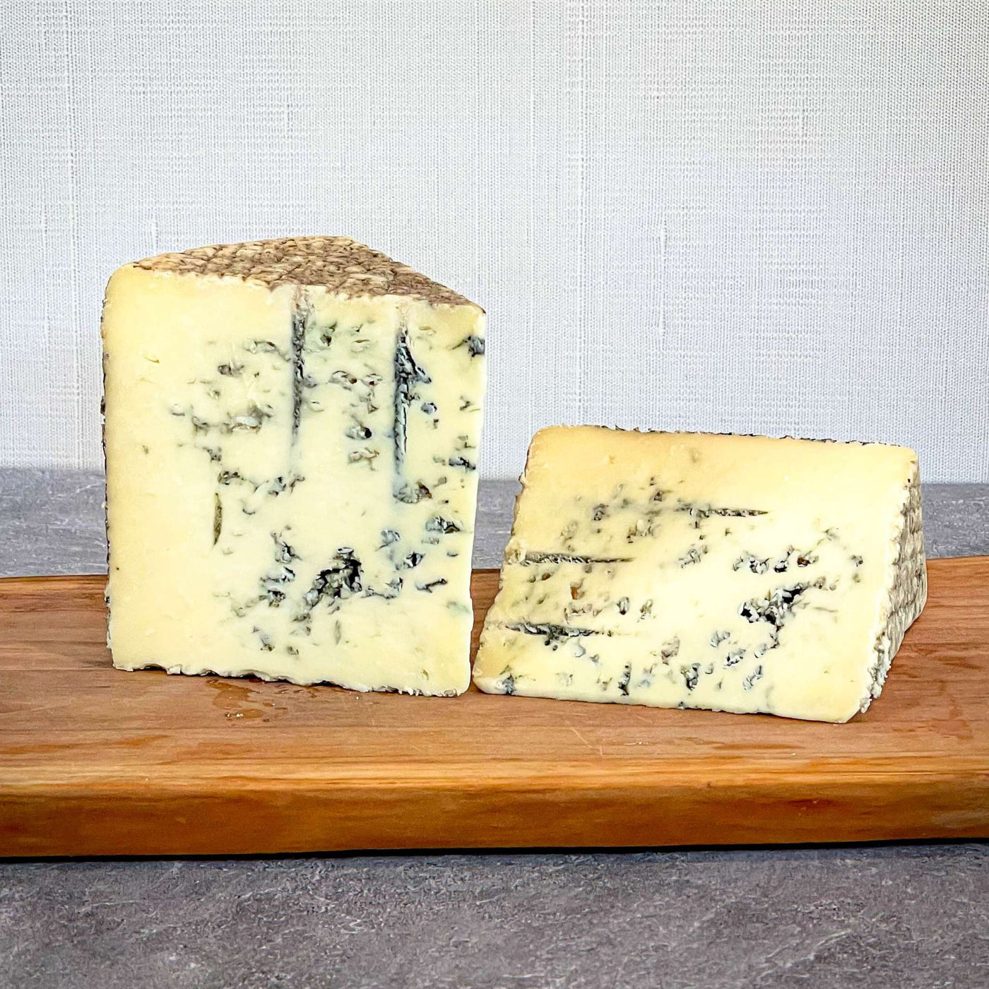 CAVEMAN BLUE CHEESE / Rogue Creamery / Oregon / Past. Cow / Blue